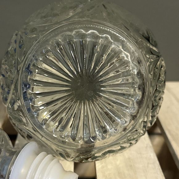 Vintage Anchor Hocking Medallion Pattern 9.5in Whiskey/Wine Decanter - Picture 6 of 7